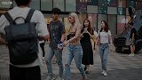 豹纹小吊打搭配牛仔裤，这身材很火辣