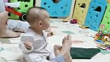 儿子偷亲了一下妈妈的脚，接下来小家伙的反应，网友：是个狠人！