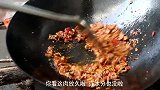 苗大姐做牛肉拌饭，牛肉切丝配五香叶和米饭