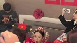 接亲现场新娘跟众人划拳，以一敌众