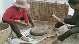 农村的生活就是接地气，砸核桃就得光着脚丫，要不然没有灵魂！