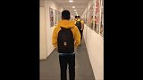 可爱!像小学生回家 武磊背着“国足小书包”征战西甲