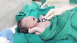 宝宝刚从妈妈肚子里抱出来，竟然那么干净，好想亲一口