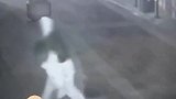 男子强拖独身女子进树林 外卖小哥及时出现制止