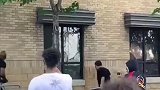 美国示威者暴力冲击3家警局：警察被逼上楼顶 鸣枪示警反击