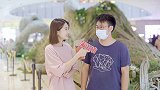 出去玩被女朋友发现了怎么办？唯有回家好好写检讨书。