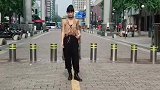 街拍超酷的小姐姐，裤子太有个性了，一般人模仿不了！