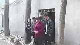董事长回家给养母报恩，碰巧看到弟妹们赶母亲去睡大街，捡破烂！