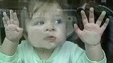 [搞笑]可爱的宝宝狂舔玻璃