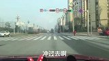 女司机欺人太甚！说停车就停车，我按喇叭催她还威胁我要熄火