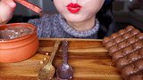 小姐姐吃的是巧克力古董勺子呀，做工精致，口感也非常赞