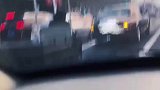 路遇一辆劳斯莱斯拉着三轮车，成为最抢眼风景