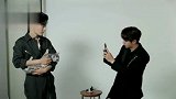 肖战节目后台撸猫，王一博在一旁帮忙拍照，画面太美好！