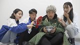 学渣捡到“魔镜”，竟看到20年后自己变成学霸的老板，真逗