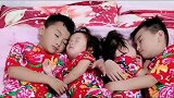 相差八岁的双胞胎哥哥哄双胞胎妹妹睡觉，真是太懂事了