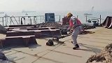 船员放船锚，这速度看着都怕