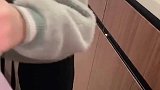 女孩叫外卖员叔叔，外卖员一听直呼叫哥哥