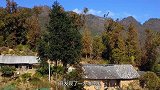 山西太原大发现，老汉住了一辈子的土墙房被冲垮，冒出一堆宝贝