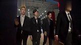 李汶翰周艺轩王一博西装帅气亮相,见主持人连连鞠躬,礼貌满分!