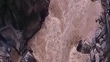 悬崖上的公路真的挺危险，万一分神开下去后果不堪设想