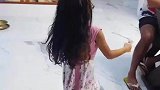 男子花式给女儿扎头发