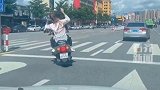 机车后座小姐姐纯手动左转加智能双闪    网友：她拐你跟着干嘛去？