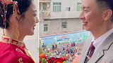 新郎新娘结婚拍照，引来楼下吃瓜小群众