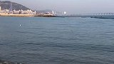 我喜欢听海浪的声音，拍打着沙滩。