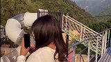 民宿的泳池太漂亮了，这么冷的天小姐姐也要穿泳衣去拍照