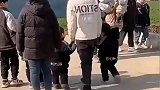 当四个儿子的遇见四个儿子的，两个爸爸相互恭喜。网友：两爹应互祝保重