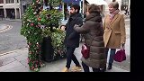 街头草人恶作剧，男子假扮成草人吓路人，路人非常的惊讶