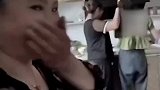 婆婆拍下亲家母手把手教儿媳做饭