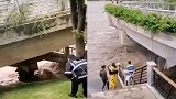 四川宜宾一男子拍摄时被卷入洪水 多方搜救目前仍无消息