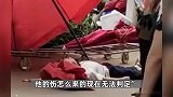 昆明老人摆摊卖菜与城管发生冲突，被6人拳打脚踢？官方回应