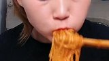 两包粘粘乎乎的火鸡面真的很好吃，就是太烫了越吃越辣