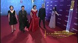 上影节闭幕红毯 《春潮》郝蕾一袭红裙复古优雅