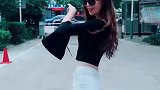 小姐姐在公司门口跳舞，满满的都是调皮可爱，真赞
