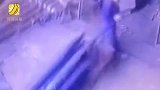 惊险又好笑！男子吊物料没放平衡 将自己给吊了进去