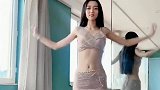 美女表演肚皮舞，这舞姿真的太迷人了