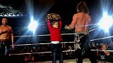 WWE-17年-世界巡演意大利站：爱心满满 幸运小观众被传奇大师抱上擂台-花絮