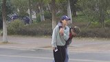 舟舟被男生公主抱了，小短腿在一旁大笑