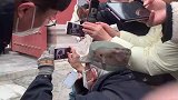 大爷在景区门口当起了人体机位