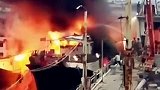 汕尾马宫船坞一艘渔船被引燃 现场浓烟滚滚