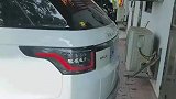路虎车停别人家门口，结果被门打碎了后尾灯