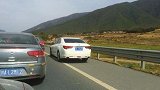 臭脾气！两小车高速上超速别车斗气 场面堪比极品飞车