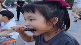 小女孩被糖葫芦酸的龇牙咧嘴，仍不肯放弃，实力小吃货