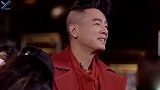 应采儿站台上发言，陈小春满眼都是她