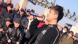 小伙子广场上歌唱《北国之春》大爷大妈是亮点，收获大批粉丝