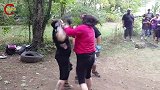 街头拳击大战：家庭主妇凶悍十足，上擂台开撕拼到披头散发