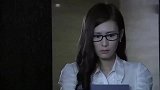 女人内心在极度挣扎摇摆，男人欣赏猎物似看着她。